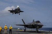 F-35B pristáva na palube USS Wasp